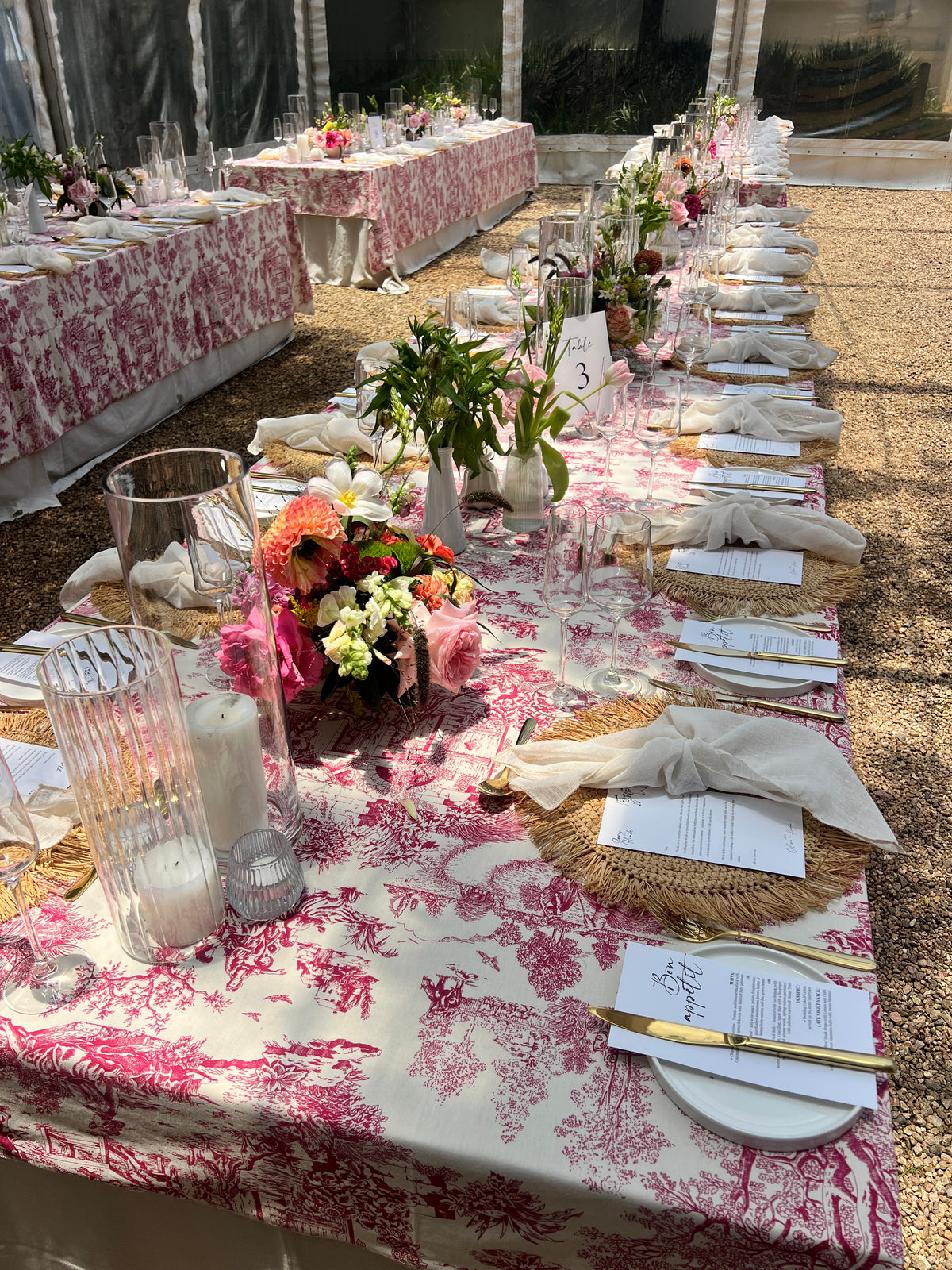 Refined wedding table